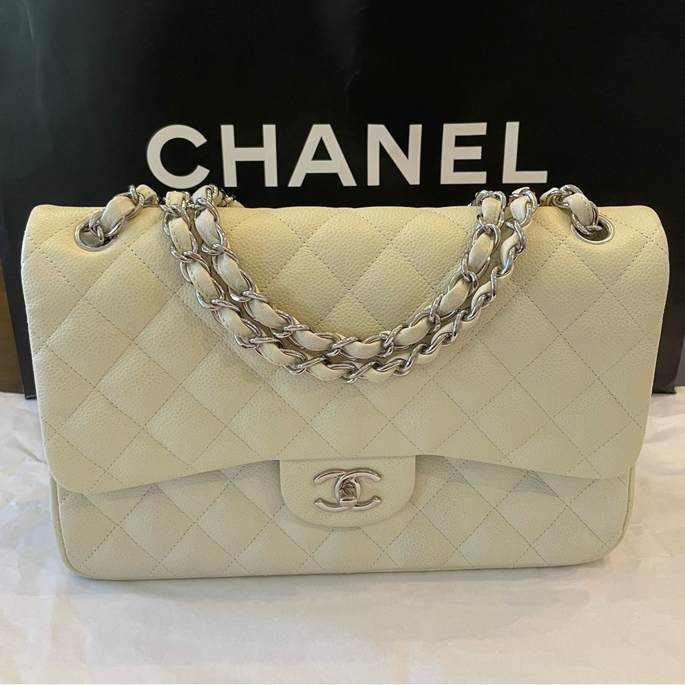 CHANEL Classic Jumbo Double Flap Bag